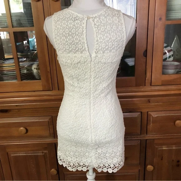 👗NWT Hollister White Sleeveless Lace Mini Dress - Picture 2 of 6